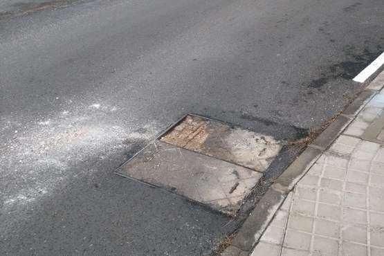 Arqueta de la red de telefonía en mal estado en La Garita (Foto TA)